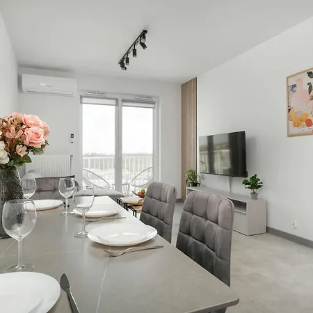 Air-conditioned With Parking And Balcony By Renters * فروتسواف