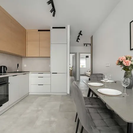 شقة Air-conditioned With Parking And Balcony By Renters *