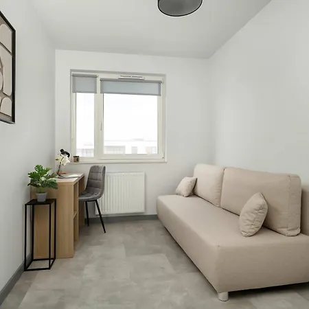 Air-conditioned With Parking And Balcony By Renters فروتسواف